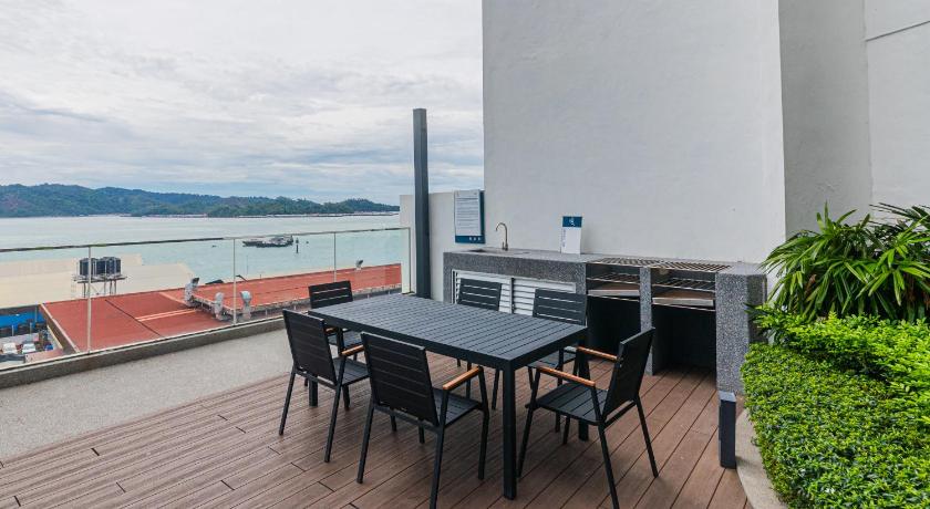 Kota Kinabalu Charis Seaview Suites at The Shore Kota Kinabalu 3-Star Guesthouse pool