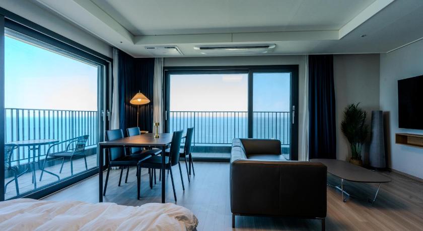 束草 More Than Sokcho Lighthouse Branch 4つ星 ホテル プール