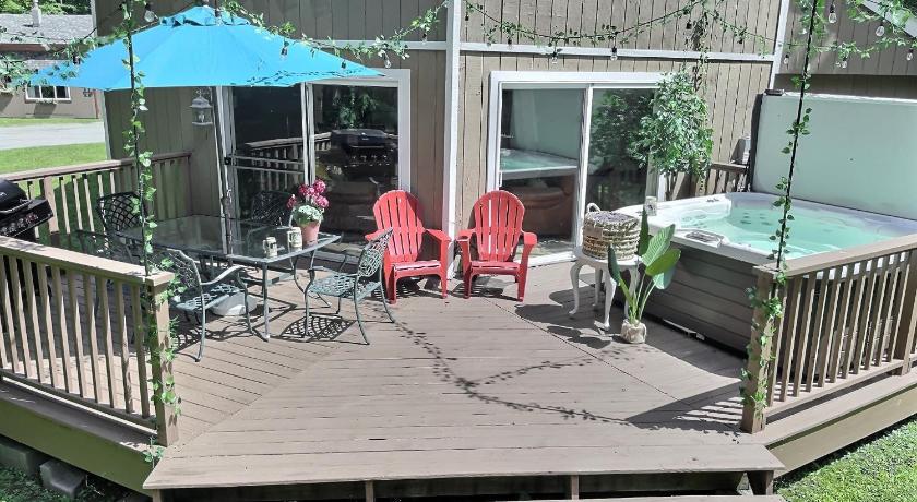 BearVaria AC, Hot Tub, Fire Pit Grill, FrisbeeGolf