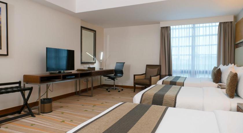 Image of 1 Queen 2 Single Beds, Nonsmoking, Family Room 7