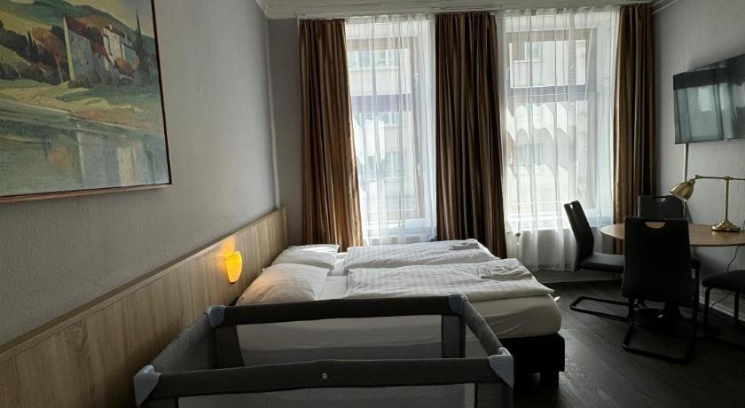 Image of Quadruple Room with Private Shower and Shared Toilet 8