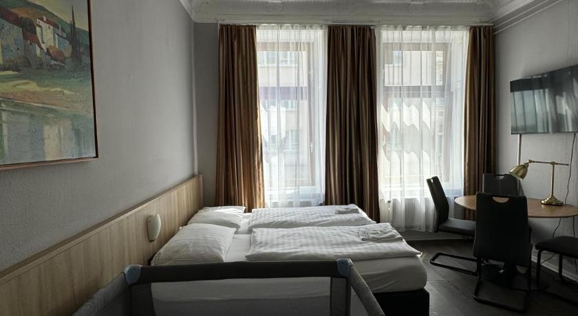 Image of Quadruple Room with Private Shower and Shared Toilet 6