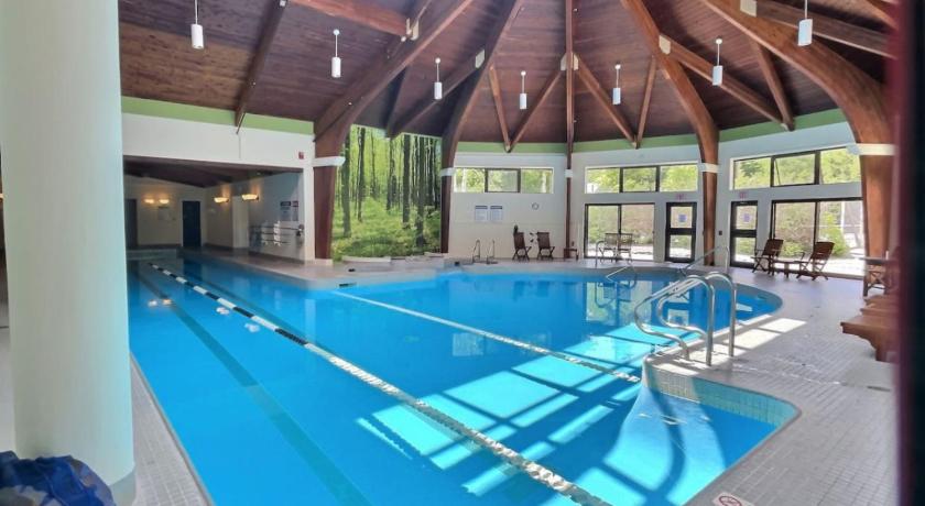基灵顿 (VT) Snowcub- AC, Pool, Hot tub, Tennis, Grill! 5星级 住宿 餐厅