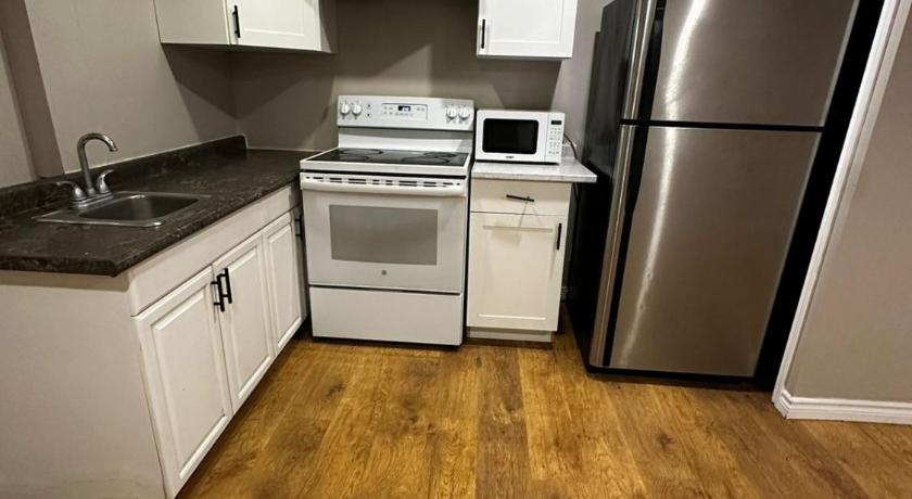 3 Room Set for Up to 8 people- 10 minutes from Kitchener Airport, Walking to Transit
