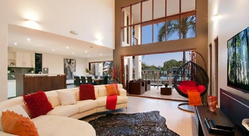 The Beach Whole House 6 Bedrooms 3 Bathrooms In Gold Coast