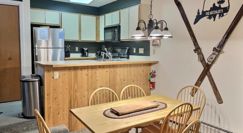Killington (VT) Bearmont- Pool, HotTub, FirePit, AC, Gym, Sauna 5-Star Accommodation restaurant