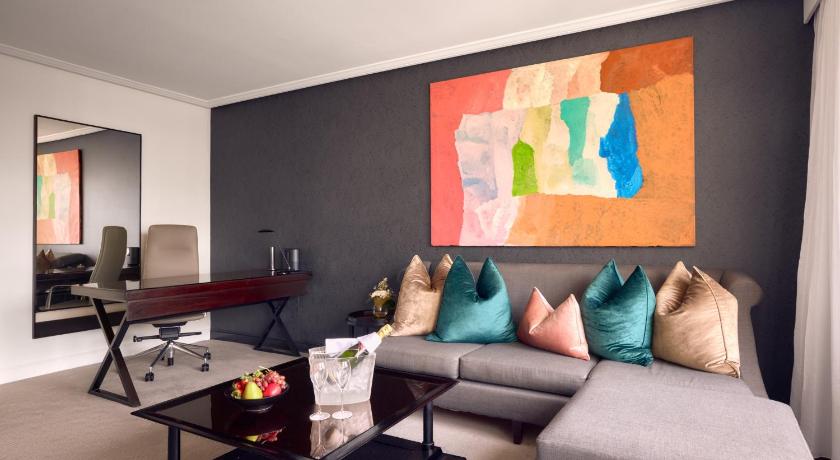 รูปของSIGNATURE SUITE Club Access, King Bed, Separate Lounge, City View High Floor, Luxury Amenities 10
