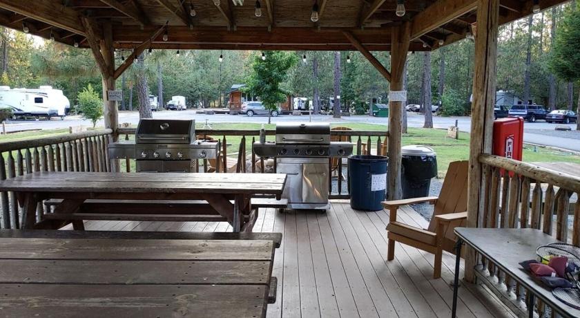 Cave Junction Buck and Does Tipi - 20' - Sleeps up to 4 4-Star Accommodation pool