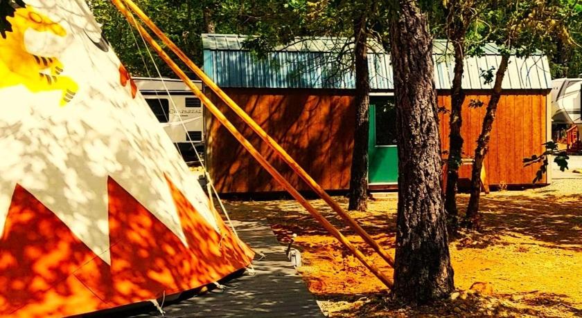Cave Junction Buck and Does Tipi - 20' - Sleeps up to 4 4-Star Accommodation amenity