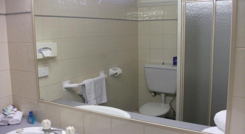 Overlander Hotel Motel photo