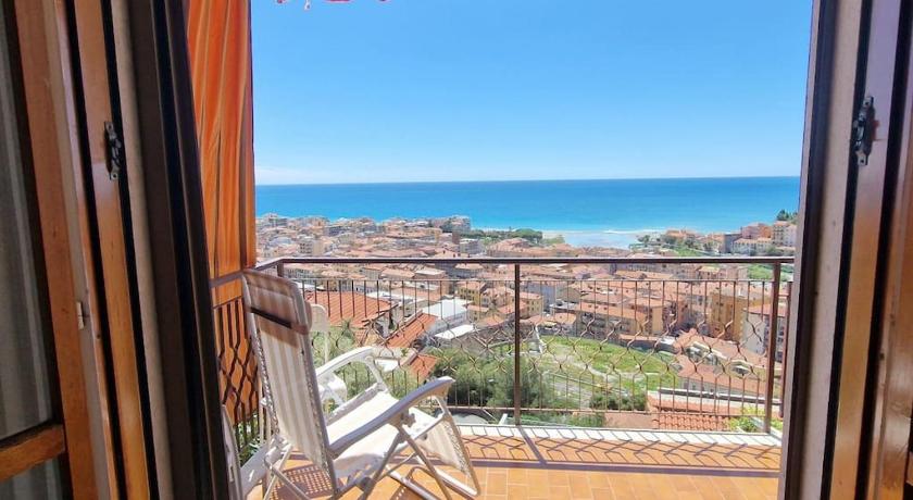 TheKeyStudio, La Casa del Mare Azzurro with seaview