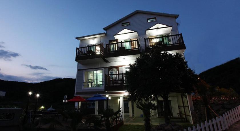 巨済 Geojae Moraesoop Pension 2つ星 ゲストハウス プール