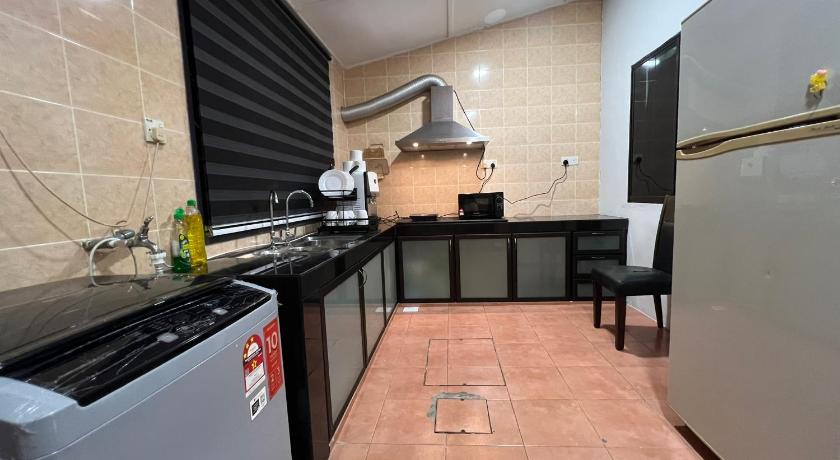 Kuantan YOLO3 10PAX CentralTown Piano, PoolTable, Netflix 3-Star Guesthouse restaurant