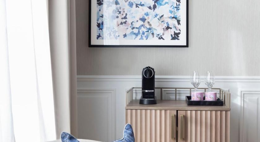 Image of Superior King with View 8