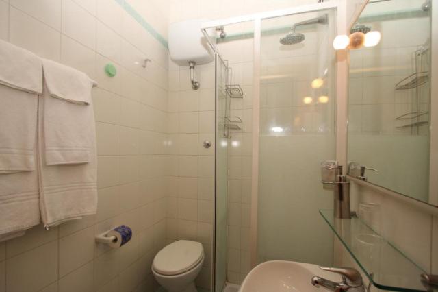 Immagine di Camera Matrimoniale/Doppia con Letti Singoli (Double or Twin Room) 11