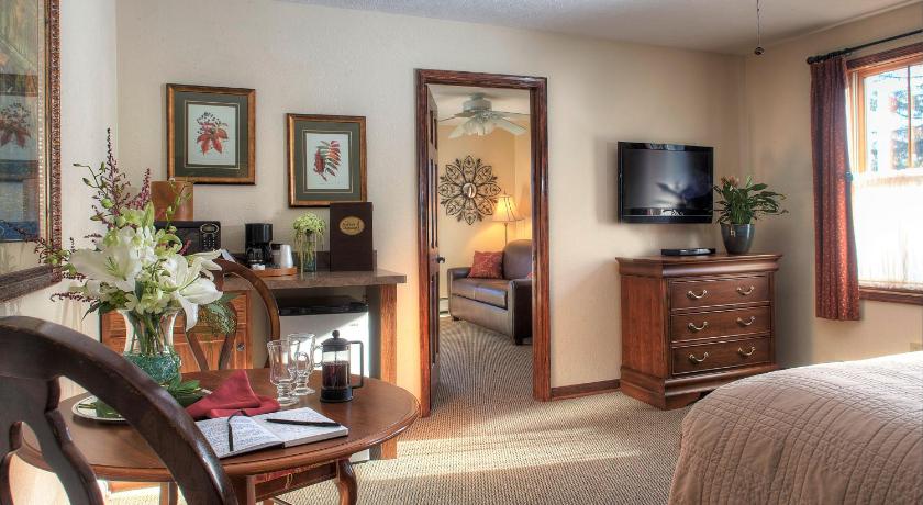 Mount Pocono (PA) Woodfield Manor - A Sundance Vacations Property 3-Star Accommodation suite