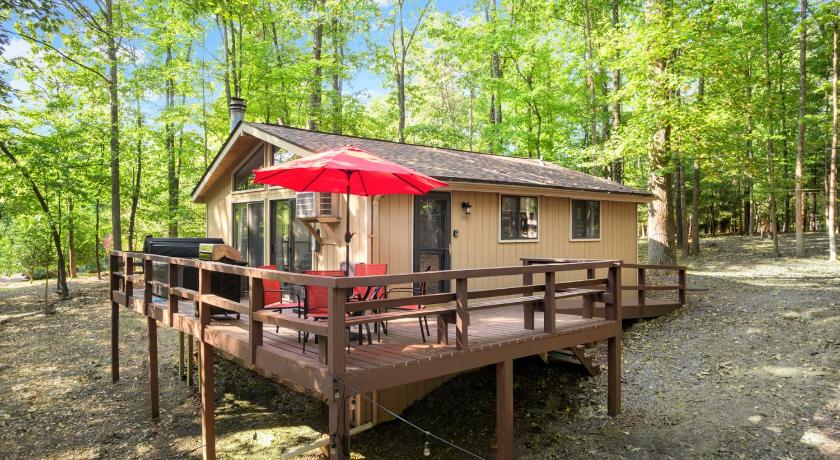 헤지스빌 Hot Tub Fire Pit Deck Grill w Resort Amenities 4성급 숙소 객실