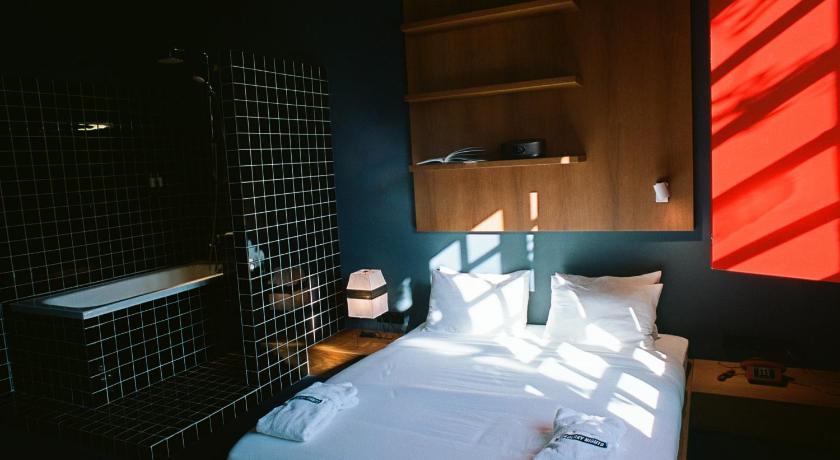 Image of Deluxe Double Room with Bath 5