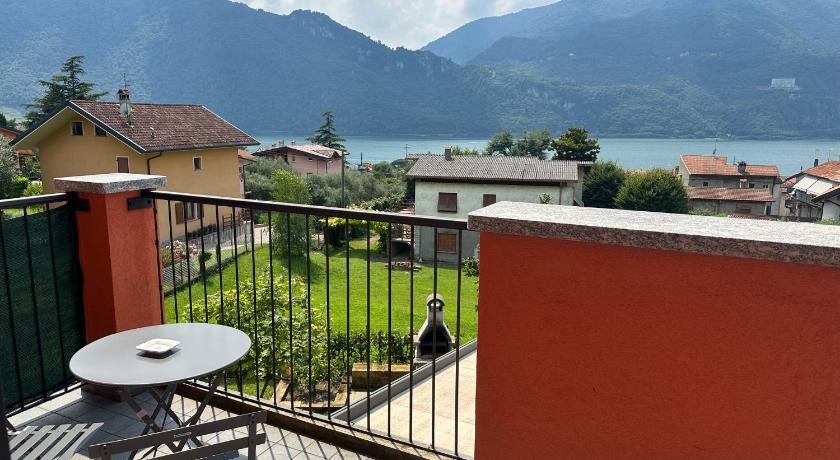 Leon Home - Lake view apartment for 5 guests