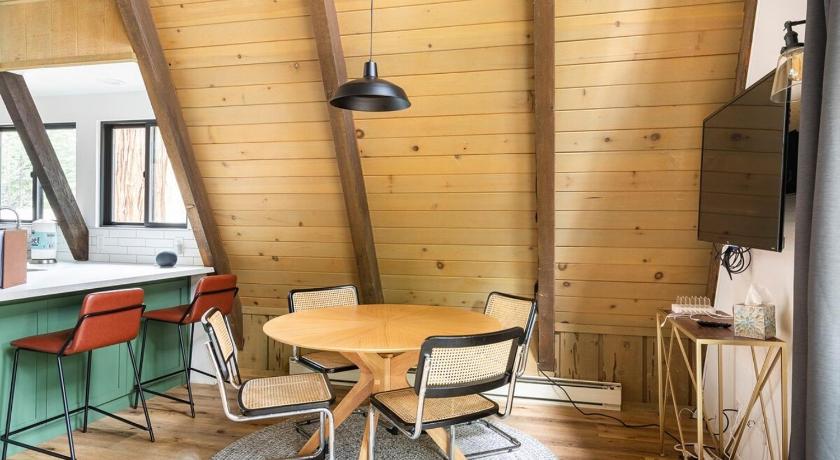 쉐이버 레이크 (CA) Dogwood Peak Mid-Century A-Frame with AC Style 4성급 숙소 스위트룸