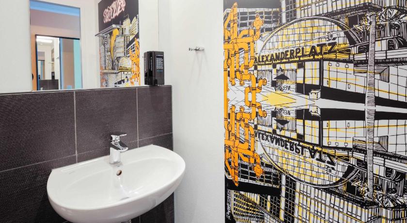 Ágy egy négyágyas hálóteremben (Bed in 4-Bed Dormitory Room) fotója 2