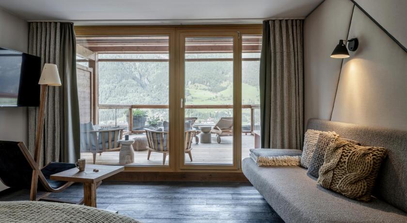 Image of Large Superior Double Room with Balcony 5