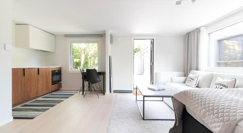 Falsterbo Guesthouse - Modern Comfort with Private Patio