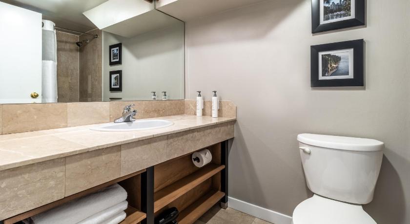 Image of Corner King with Sofa Bed and Wet Bar 2