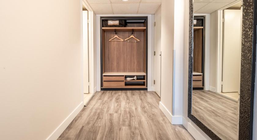 Image of Corner King with Sofa Bed and Wet Bar 14