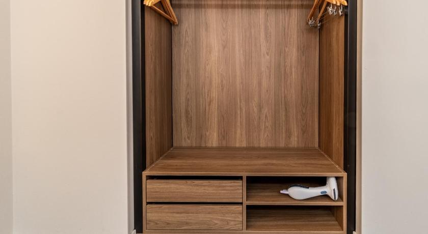 Image of One Queen Bed Interior 17