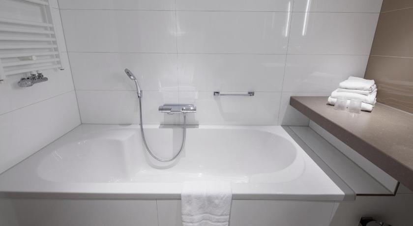 Image of Deluxe Triple Room 7