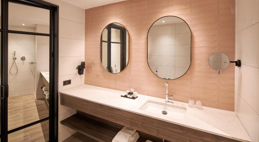 Image of Deluxe Plus Atrium Room 6