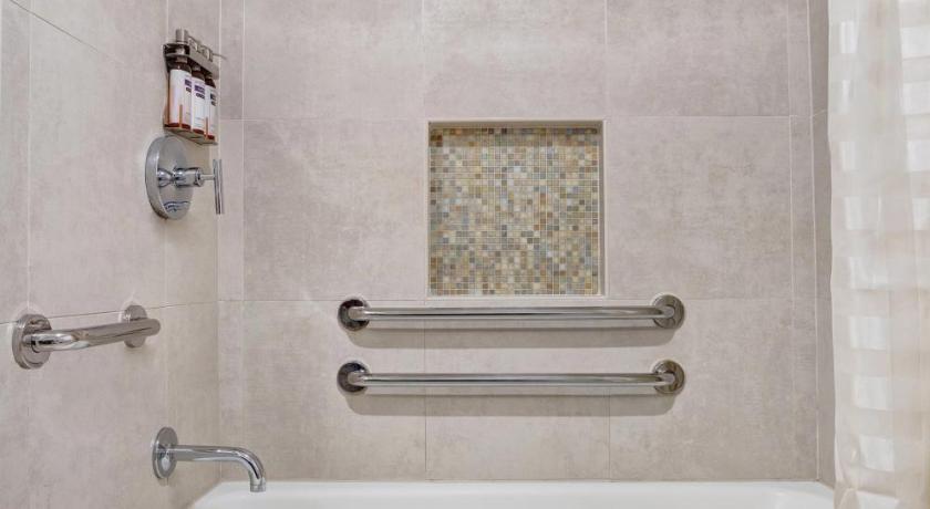 Image of 2 Queen Beds With ADA Tub 4