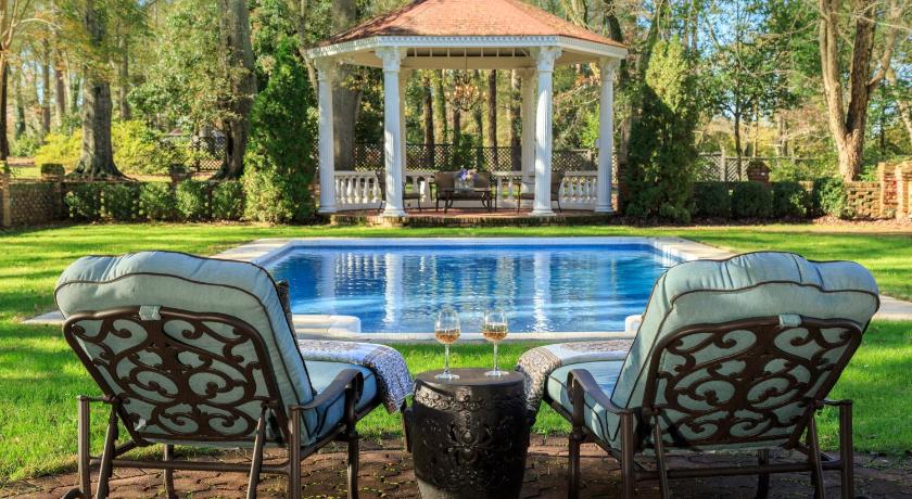 The Twelve Oaks Bed & Breakfast photo