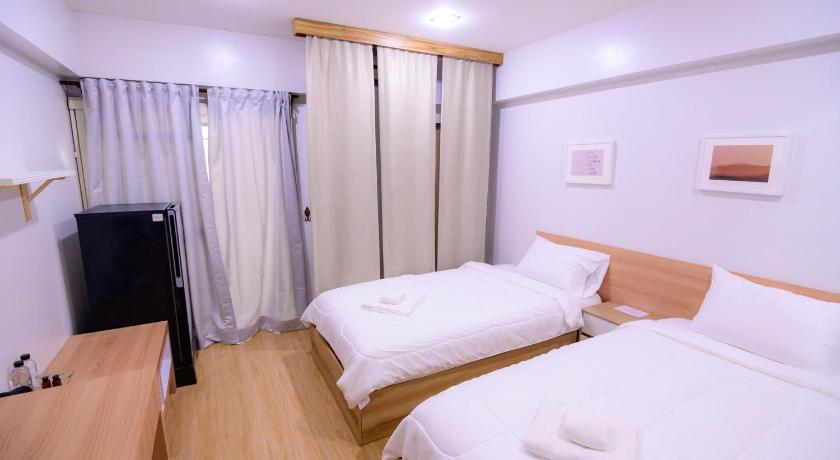 Image of Deluxe Twin 15