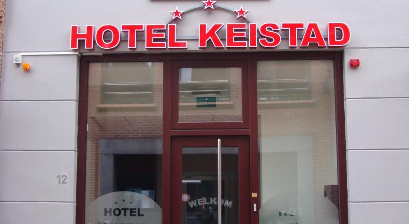 a building with a sign on the front of it, Hotel Keistad in Amersfoort