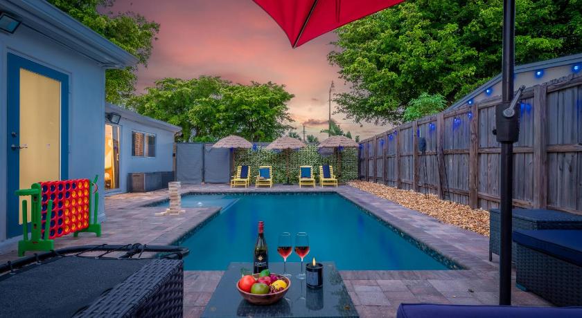 Pompano Beach (FL) Surfari Pompano! Heated Pool Home 9 mins to Beach 4성급 숙소 객실
