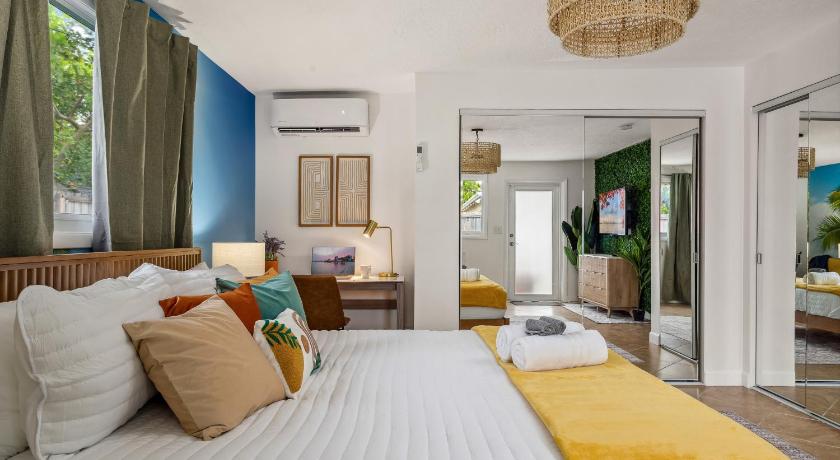 Pompano Beach (FL) Surfari Pompano! Heated Pool Home 9 mins to Beach 4성급 숙소 로비