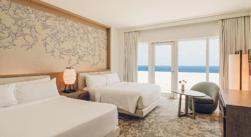 Immagine di Ocean View Two Queen with Balcony 0