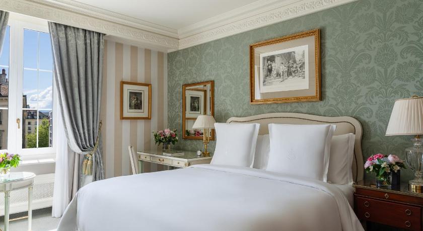 Image of Superior Room with King Bed 3