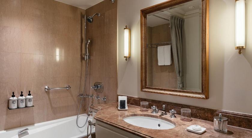Image of Superior Room with King Bed 5