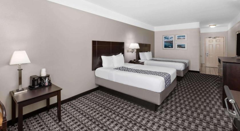 Image of 2 Queen Beds, Non-Smoking 4
