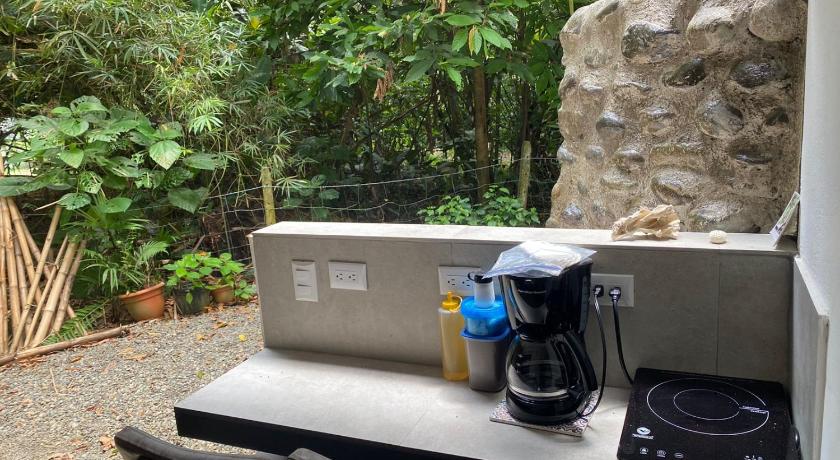 Puerto Viejo de Talamanca Villa Salvador - New Private Suite & Kitchen walk to Playa Chiquita 3-Star Single Room pool