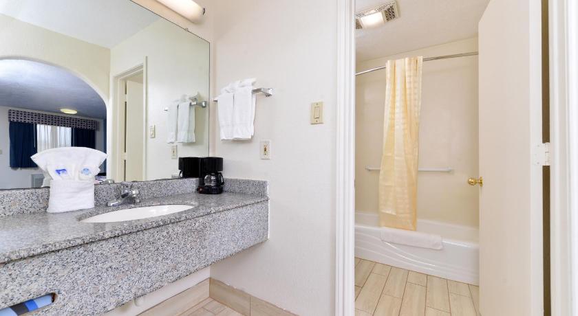 Image of 1 King Bed Deluxe Suite 2