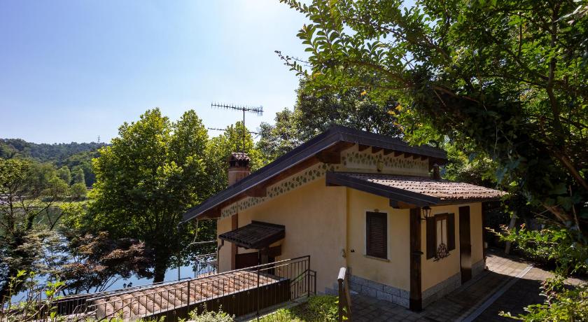 Villa con darsena-Castelletto Ticino