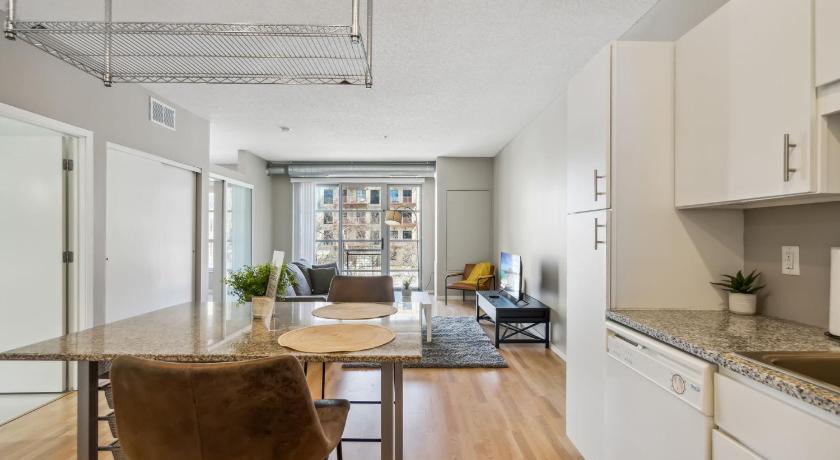 미니애폴리스 (MN) CozySuites Mill District with gym #11 4성급 숙소 레스토랑