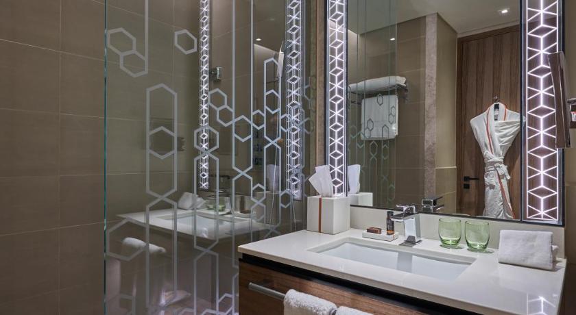 Image of Deluxe King Room Community View 6