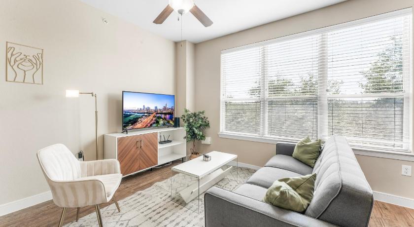 Austin Prime SoCo King Bed 1BR & 2BR Suites w Gym, Pickleball, Laundry 4-Star Accommodation pool