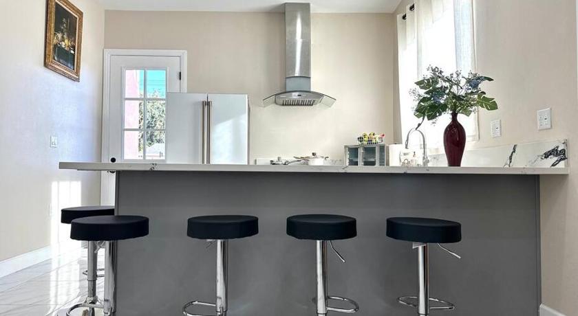 西敏市 (CA) New Renovated House in Little Saigon 2星级 住宿 泳池