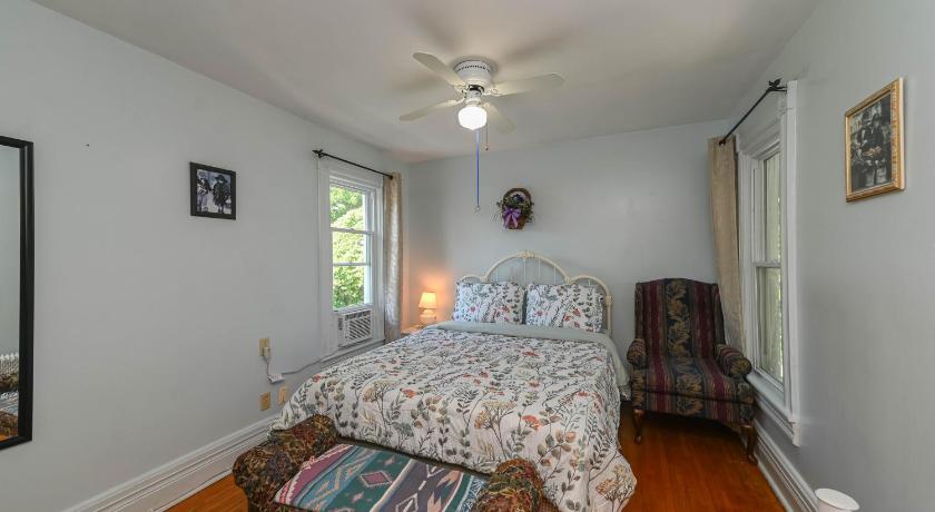 Image of Queen Room 0